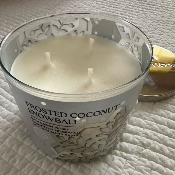 Bath & Body Works 3 Wick Scented Candle Frosted Coconut Snowball - Picture 1 of 6